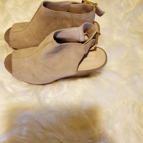 Shoe - Picture 3 of 3